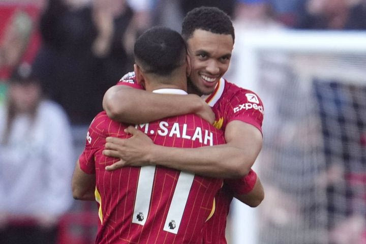 Στο πλευρό του Αλεξάντερ-Άρνολντ ο Σαλάχ: “Έπρεπε οι οπαδοί να του φερθούν καλύτερα, έδωσε τα πάντα και άκουγε αποδοκιμασίες”