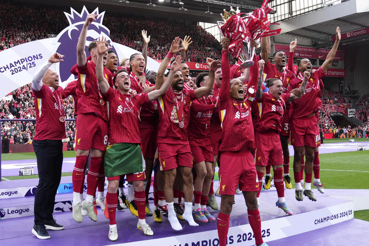 Premier League: Η στιγμή της απονομής του πρωταθλήματος στη Λίβερπουλ