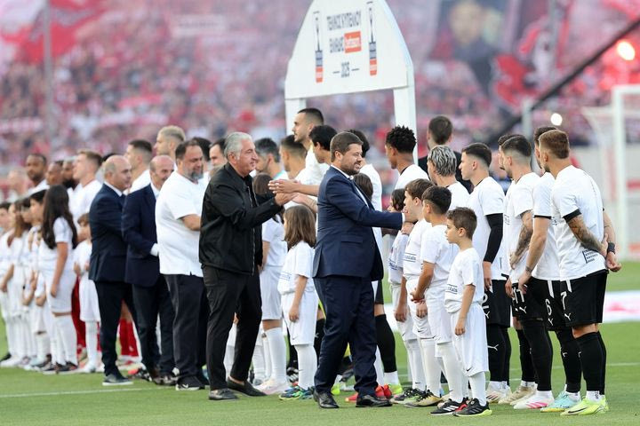 Τελικός Κυπέλλου Ελλάδας, ΟΦΗ – Ολυμπιακός: Οι χειραψίες Γκαγκάτση, Μπούση, Μαρινάκη με τους παίκτες των δύο ομάδων πριν την έναρξη του τελικού