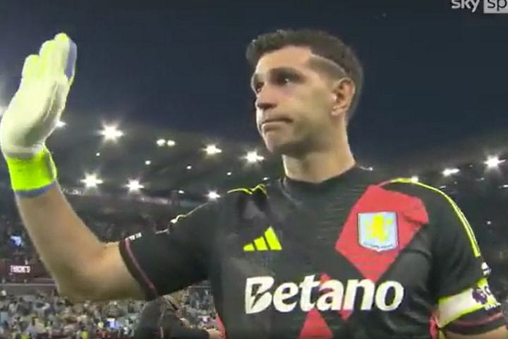 Ο Μαρτίνες αποχαιρέτισε το Villa Park συγκινημένος και αναζοπύρωσε τα σενάρια αποχώρησης