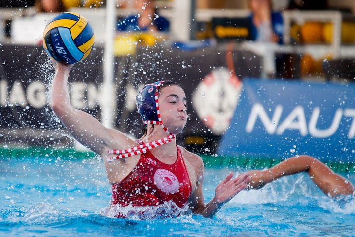 Τα highlights της εκτός έδρας νίκης του Ολυμπιακού επί της Βουλιαγμένης, στον 1ο τελικό του πόλο γυναικών