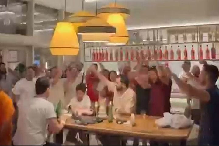 Ολυμπιακός: Ερυθρόλευκη τρέλα στο Άμπου Ντάμπι σε μπαρ, πισίνες, ουρανοξύστες και ερήμους