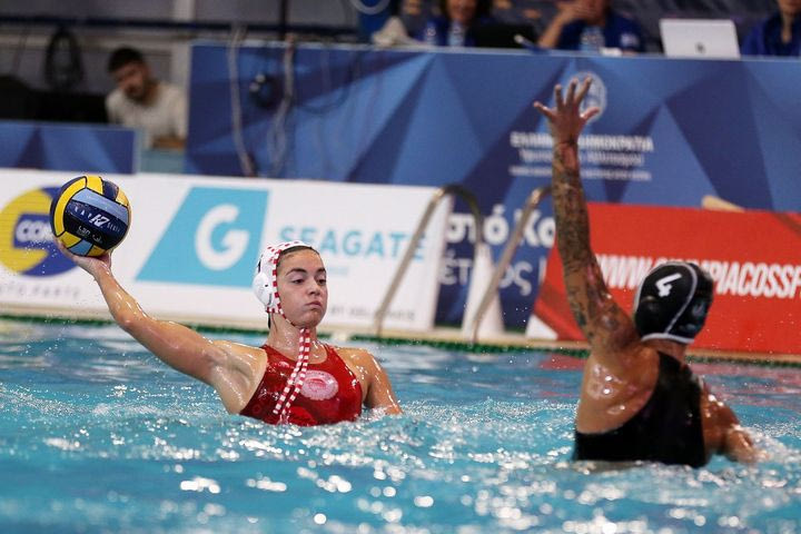 Ολυμπιακός – Άλιμος 14-8: Δύο οκτάλεπτα ήταν αρκετά για να κάνουν οι ερυθρόλευκες το 1-0 στην ημιτελική σειρά