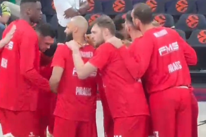 Final Four 2025: Οι παίκτες του Ολυμπιακού μπήκαν στο παρκέ της Etihad Arena και οι οπαδοί του ζητούν το ευρωπαϊκό