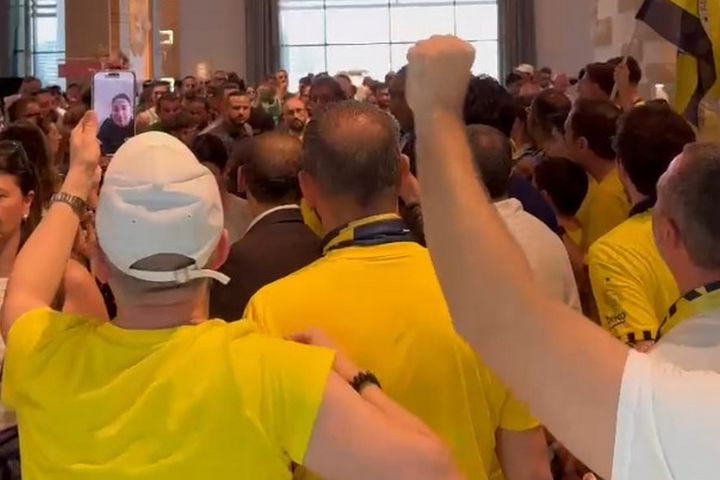 Final Four 2025, Φενέρμπαχτσε – Παναθηναϊκός AKTOR: Η έξοδος Σερέλη, Σίμτσακ και Παπαπέτρου από το ξενοδοχείο υπό τους ήχους των συνθημάτων των Τούρκων