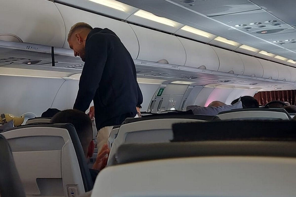 Ο Αλέξανδρος Πασχαλάκης στο αεροπλάνο, λίγο μετά την άφιξη στο Άμπου Ντάμπι