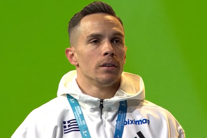 Η στιγμή της απονομής του χρυσού μεταλλίου στον Λευτέρη Πετρούνια