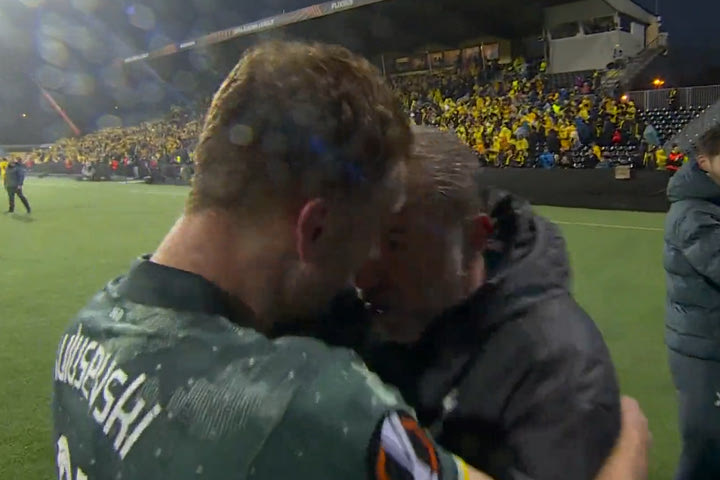 Συγκινημένος ο Ποστέκογλου αγκάλιασε όλους τους παίκτες του μετά την πρόκριση στον τελικό του Europa League