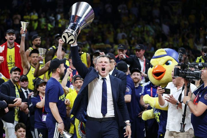 Το Πριγκιπάτο και η καρό σημαία του Σουλτάνου Σάρας στο Grand Prix του Άμπου Ντάμπι