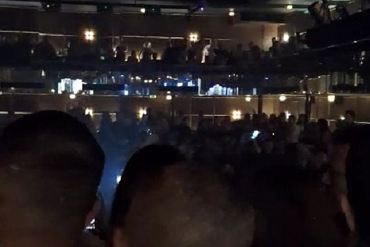 Ολυμπιακός: Το VIDEO του SPORT24 από τα συνθήματα των φίλων της ομάδας στα μπουζούκια
