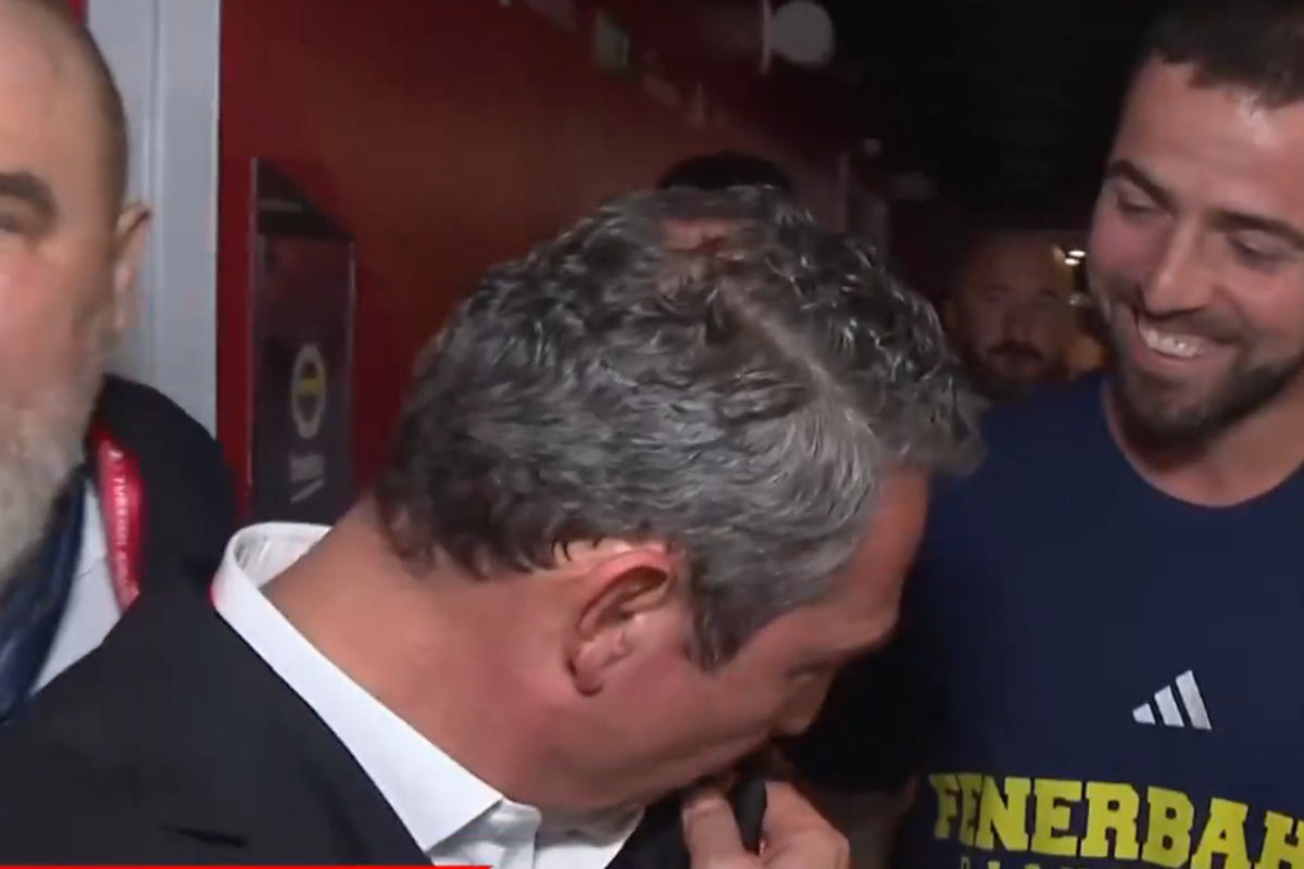 Ο Αλί Κοτς φιλάει το σήμα της Φενέρμπαχτσε