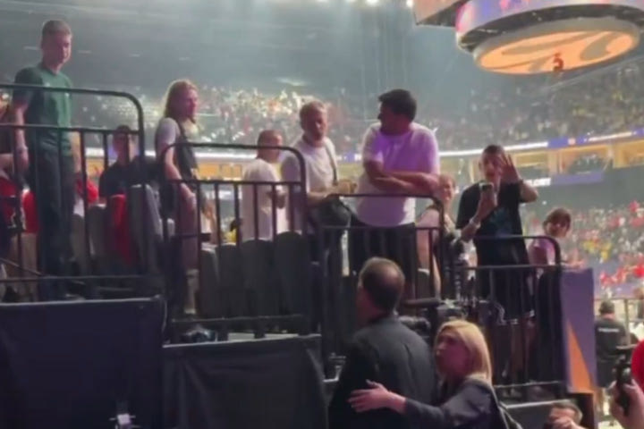 Ολυμπιακός – Παναθηναϊκός: Έντονος διάλογος του Μπαρτζώκα με φίλο του τριφυλλιού