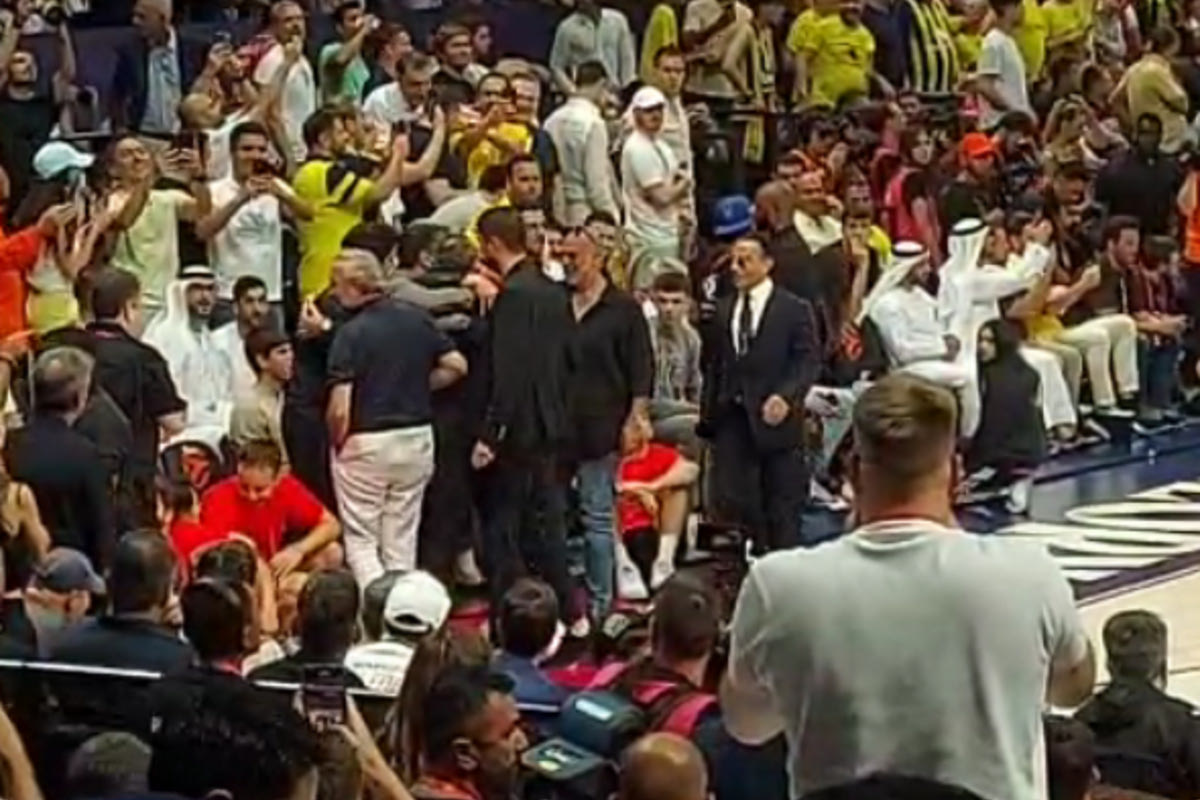 Ο Αλί Κοτς πανηγυρίζει με τον Νουσρέτ