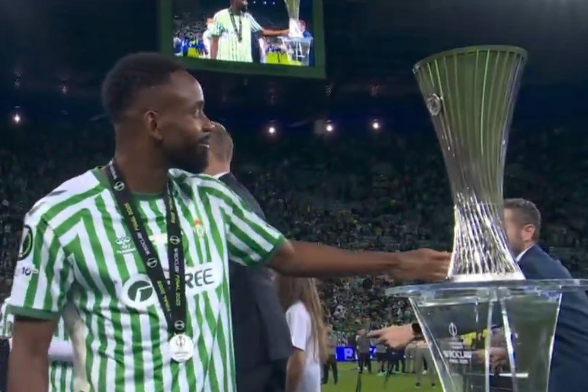 Ο Μπακαμπού αγγίζει το τρόπαιο του Conference League