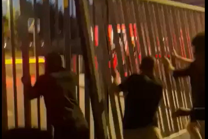 Ξέφυγε η κατάσταση στη Σεβίλλη μετά τη νέα ήττα, εξαγριωμένοι οπαδοί λίντσαραν τον πρόεδρο και προσπάθησαν να μπουκάρουν στο προπονητικό