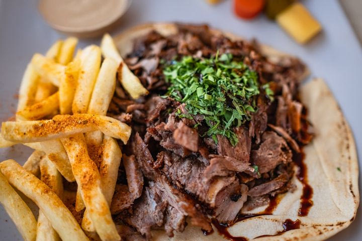 Shawarma VS Σουβλάκι: Οδηγός street food για Έλληνες στο Άμπου Ντάμπι