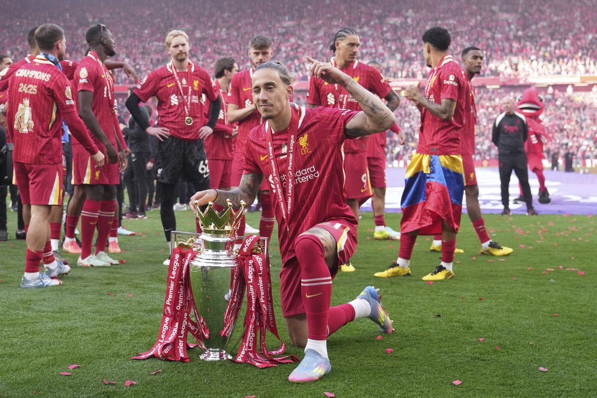 Ο Κώστας Τσιμίκας με το τρόπαιο της Premier League