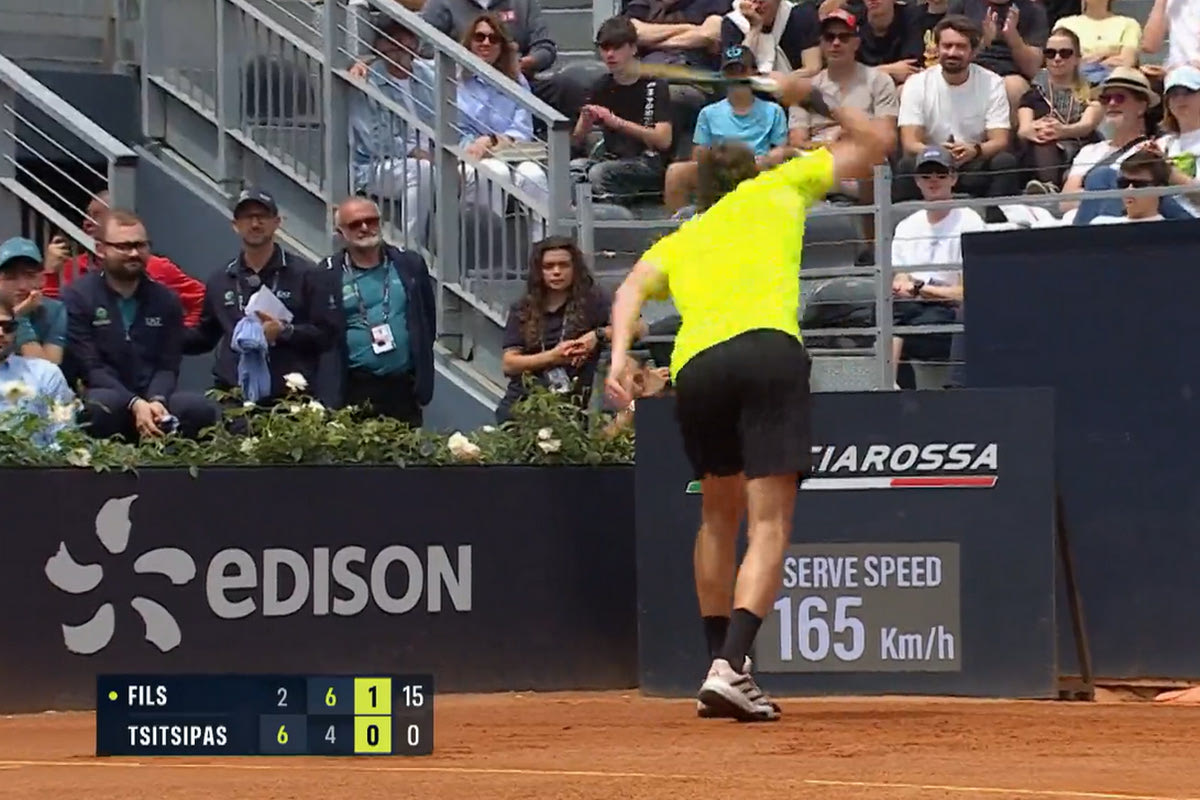 Ο Τσιτσιπάς ξέσπασε στη ρακέτα του για τα λάθη κόντρα στον Φις