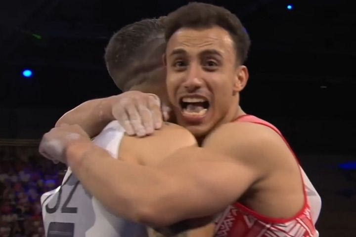 Η τρομερή αντίδραση του Πετρούνια: Αγκαλιά με τον Ασίλ, με τον οποίο μοιράστηκαν την κορυφή