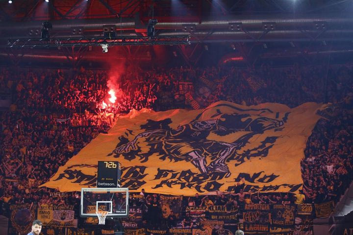 AEK Betsson – Μάλαγα: Εκκωφαντική ατμόσφαιρα από τον κόσμο της Ένωσης πριν από το τζάμπολ