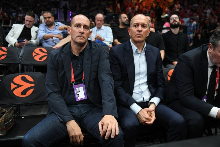 Final Four 2025, Ολυμπιακός – Παναθηναϊκός AKTOR: Παναγιώτης και Γιώργος Αγγελόπουλος στην Etihad Arena για τον μικρό τελικό