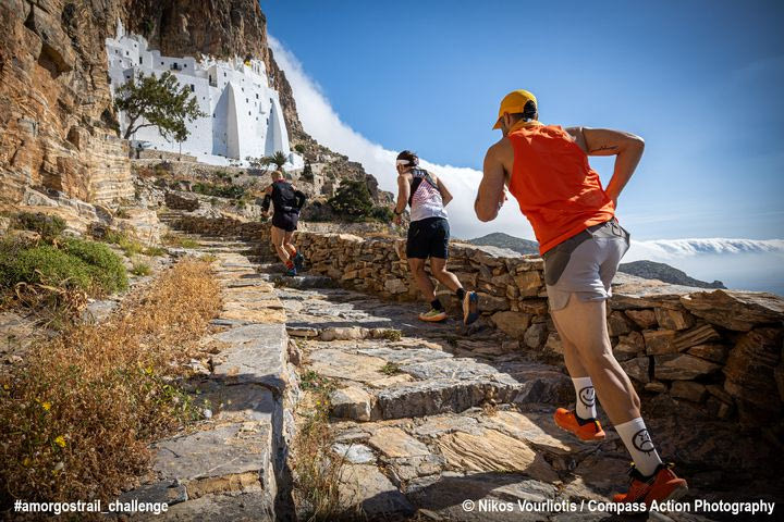Τρέχοντας στο Amorgos Trail Challenge κάτω από την Παναγία Χοζοβιώτισσα