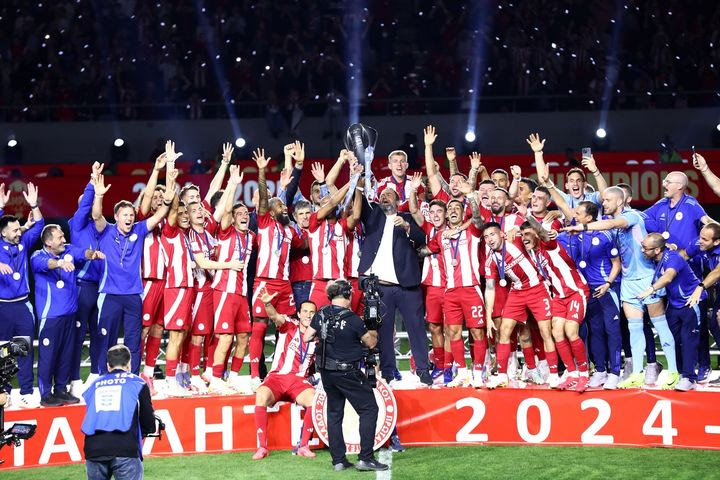 Μαρινάκης, Ρέτσος και Ελ Κααμπί σήκωσαν πρώτοι το τρόπαιο για το 48ο πρωτάθλημα του Ολυμπιακού