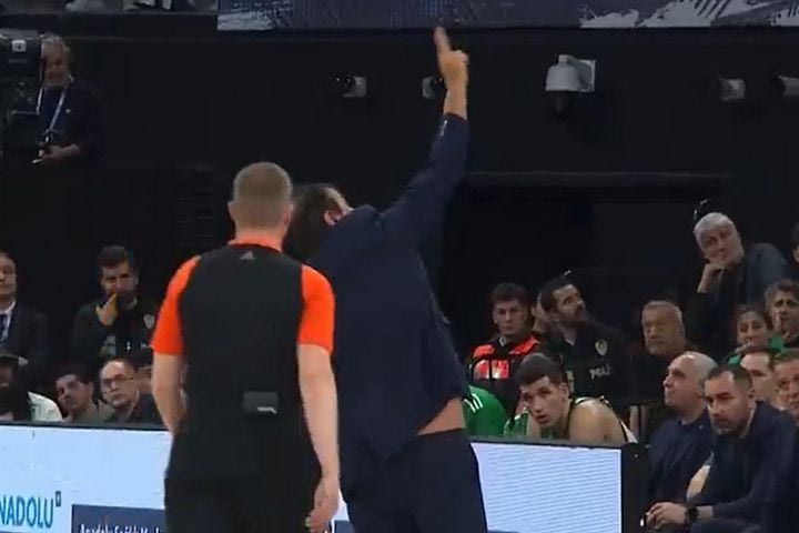Ο Εργκίν Αταμάν αποχώρησε από το γήπεδο 16.6″ πριν από το τέλος του Εφές – Παναθηναϊκός, με χειρονομία για τους δύο ευρωπαϊκούς τίτλους προς τους οπαδούς