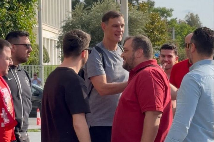 Ολυμπιακός: Στήριξη φίλων των ερυθρολεύκων στον Γιώργο Μπαρτζώκα κατά την αναχώρηση της αποστολής για ΟΑΚΑ
