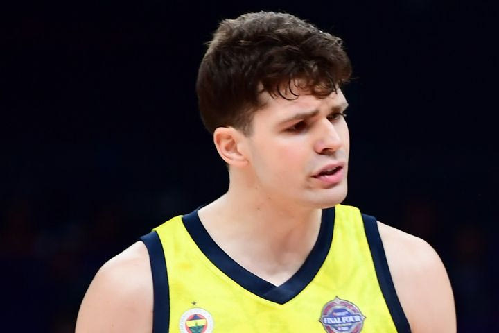 Πώς η επικείμενη συμφωνία Μπιμπέροβιτς – Γκρίζλις επηρεάζει την υπόθεση του Γουόρντ στον Ολυμπιακό