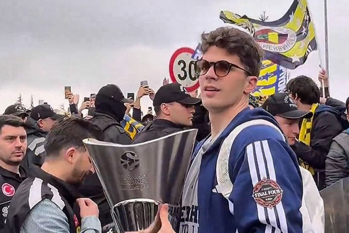 Φενέρμπαχτσε: Οι πρωταθλητές EuroLeague επέστρεψαν στην Κωνσταντινούπολη εν μέσω αποθέωσης
