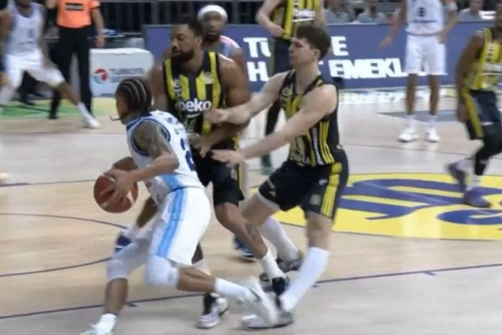 Ο Μπιμπέροβιτς τραυματίστηκε στο γόνατο και αποχώρησε στο 15′ του Φενέρμπαχτσε – Τούρκ Τέλεκομ