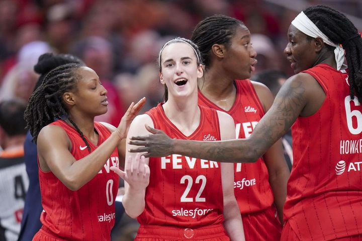 Τα αποτελέσματα της πρεμιέρας του WNBA: Triple-double με 20άρα η εκπληκτική Κέιτλιν Κλαρκ, έγραψε ιστορία η Μπόνερ, εντυπωσιακή η Σαμπάλι