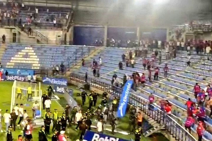 Κολομβία: Οπαδοί της Ουνιόν Μαγδαλένα εισέβαλαν στο γήπεδο και τραυμάτισαν το προπονητή της Όνσε Κάλντας και ένα ball boy