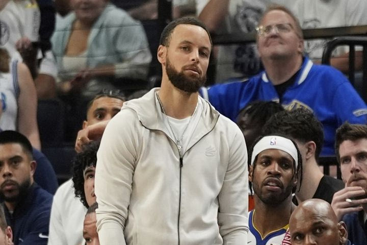 Το απλανές βλέμμα του Κάρι όσο παρακολουθούσε τη χρονιά να χάνεται για τους Γουόριορς