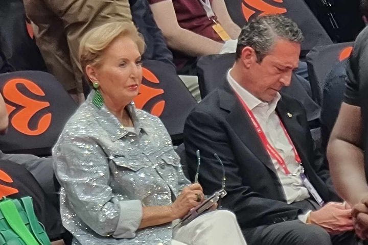 Final Four 2025, Φενέρμπαχτσε – Παναθηναϊκός AKTOR: Η μητέρα του Δημήτρη Γιαννακόπουλου στις κερκίδες της Etihad Arena μαζί με τον Αλί Κοτς