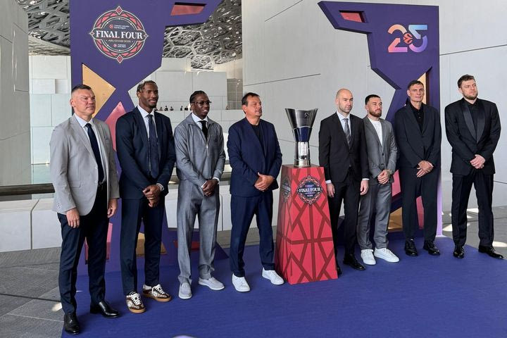 Final Four 2025: Η φωτογραφία προπονητών και παικτών γύρω από το τρόπαιο της EuroLeague