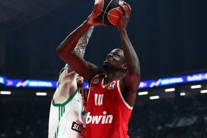 Σερί 9-0 από τον Ολυμπιακό στο ξεκίνημα του ντέρμπι με Βεζένκοβ, Φαλ και Πίτερς