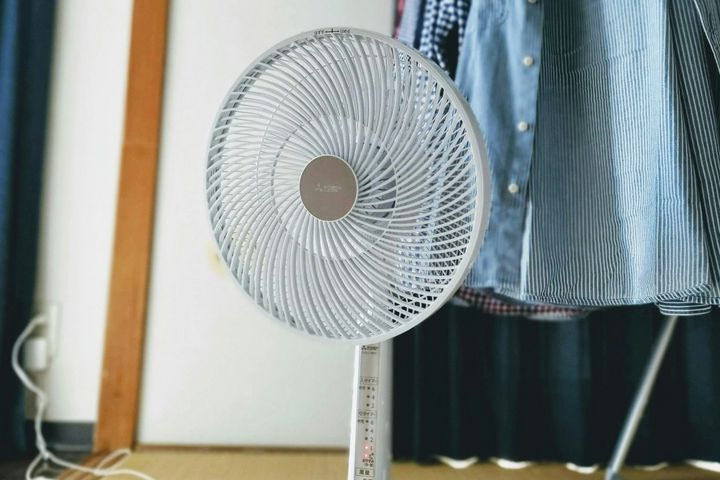 Ανεμιστήρες δαπέδου για να δροστιστείς στις θερμές ημέρες που έρχονται