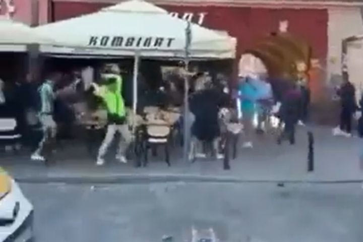 Μπέτις – Τσέλσι: Άγριο ξύλο και επεισόδια μεταξύ οπαδών λίγες ώρες πριν από τον τελικό του Conference League