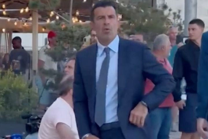 Φίγκο: Οπαδοί της Μπαρτσελόνα τον αποκάλεσαν προδότη και εκείνος έπιασε τα γεννητικά του όργανα