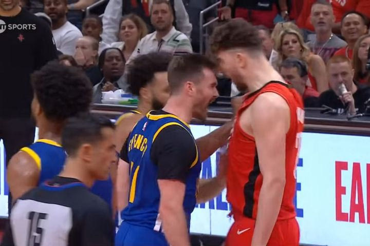 NBA: Χαμός και παρά λίγο γενικευμένη σύρραξη στο Ρόκετς – Γουόριορς έπειτα από κουτουλιά του Σπένσερ στον Σενγκούν