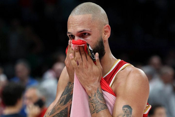 Final Four 2025, Ολυμπιακός: Ο Φουρνιέ με δάκρυα στα μάτια κοιτάζοντας τον κόσμο των ερυθρόλευκων κατά την αποχώρησή του από το παρκέ