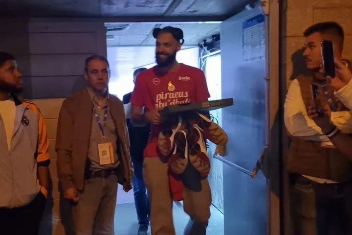 Ολυμπιακός: Επικός Φουρνιέ, βγήκε με πίτσα στα χέρια, χαιρέτησε τον κόσμο και αποθεώθηκε