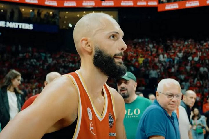 Final Four 2025, Ολυμπιακός: Ο παλμός της εξέδρας, το πάθος του Φουρνιέ και το παγωμένο βλέμμα του Γάλλου