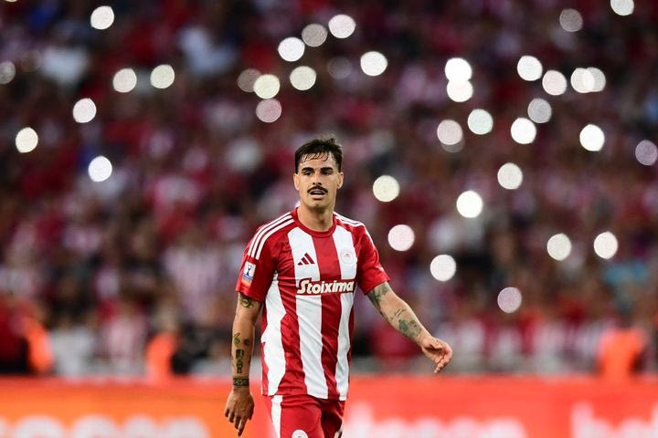 Κοκκίνησε το ΟΑΚΑ: Το εντυπωσιακό πλάνο από την κερκίδα του Ολυμπιακού και τους φακούς των κινητών