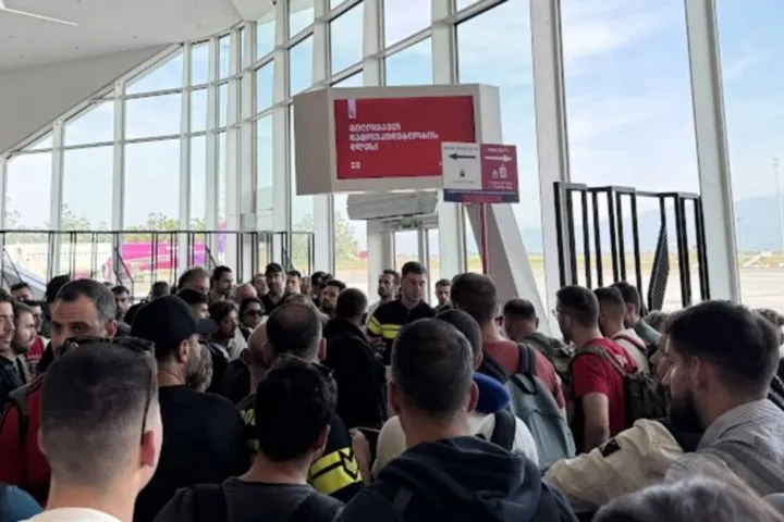 Τριάντα ώρες και η περιπέτεια συνεχίζεται για τους Έλληνες φιλάθλους από το Άμπου Ντάμπι που παραμένουν εγκλωβισμένοι στην Γεωργία