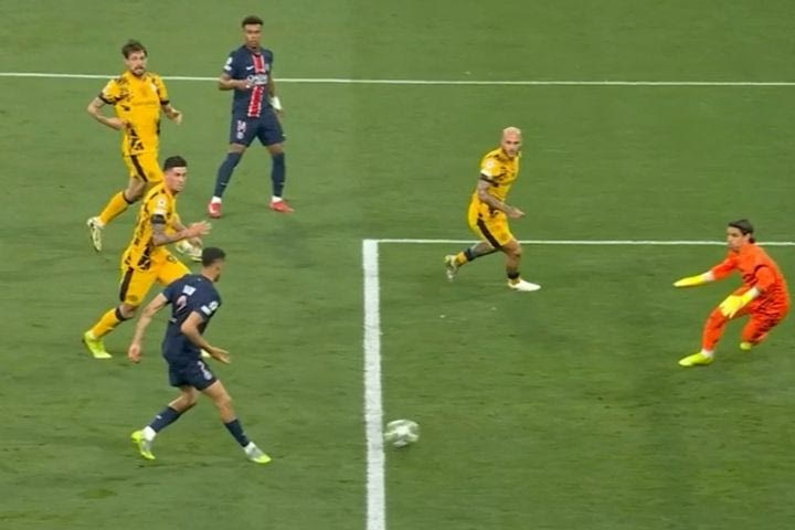 Χάθηκε η μπάλα και η Παρί Σεν Ζερμέν άνοιξε το σκορ κόντρα στην Ίντερ, με τον σκόρερ Χακίμι να μην πανηγυρίζει