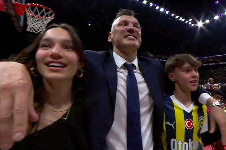 Final Four 2025: Ο Γιασικεβίτσιους πανηγύρισε αγκαλιά με τα δύο του παιδιά την κατάκτηση της EuroLeague