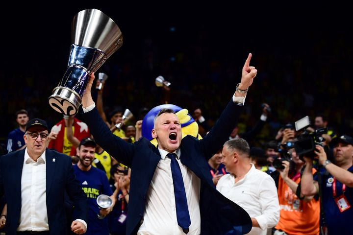 Ο Σαρούνας Γιασικεβίτσιους με το τρόπαιο της EuroLeague